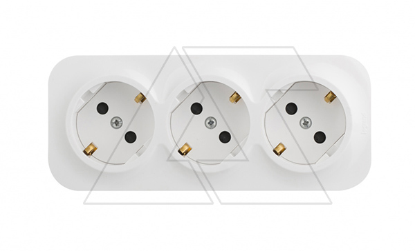 Quteo - Розетка тройная 3x2P+E, накладной монтаж, защ. шторки, винт. зажимы, со смещением контактов 45°, белая