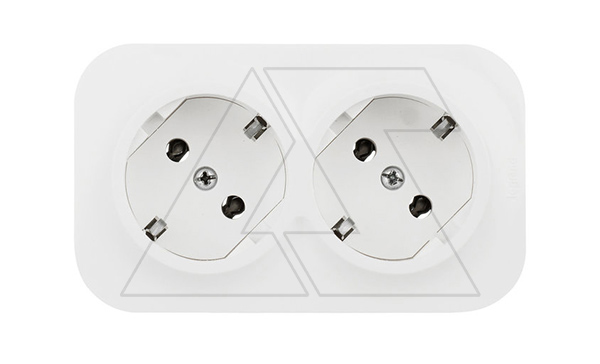 Quteo - Розетка двойная 2x2P+E, накладной монтаж, винт. зажимы, со смещением контактов 45°, белая