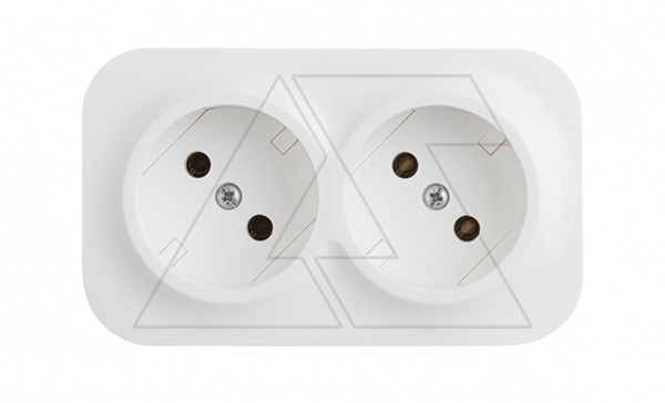 Quteo - Розетка двойная 2х2P,накладной монтаж, винт. зажимы, со смещением контактов 45°, белая