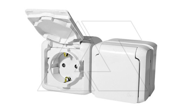 Quteo - Розетка двойная 2x2P+E IP44, накладной монтаж, защ. шторки, винт. зажимы, белая