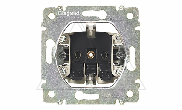 Valena - Розетка 2P+E нем. стд. автозажим, со шторками, белая