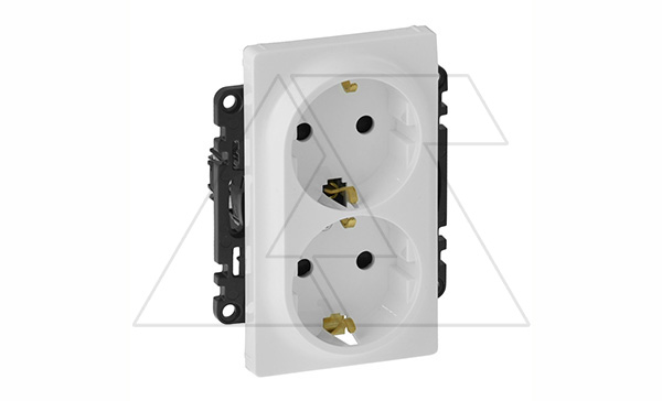 Valena Life - Розетка 2х2P+E нем. стд., со шторками, безвинтовые зажимы, белый (инд. упаковка)