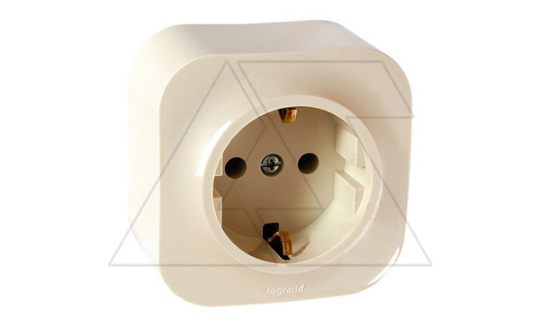 Quteo - Розетка 2P+E,накладной монтаж, винт. зажимы, сл. кость