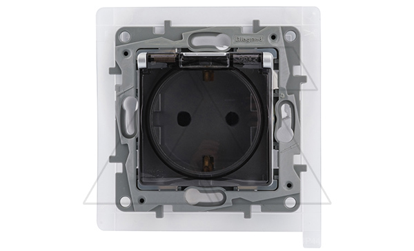 Etika - Розетка 2P+E нем. стд. с крышкой, со шторками IP44 (алюминий)