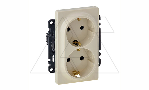Valena Life - Розетка 2х2P+E нем. стд., со шторками, безвинтовые зажимы, слоновая кость (инд.упак)