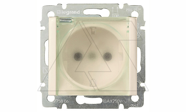 Valena - Розетка 2P+E нем. стд. с крышкой IP 44 со шторками, сл.кость (инд. упаковка)