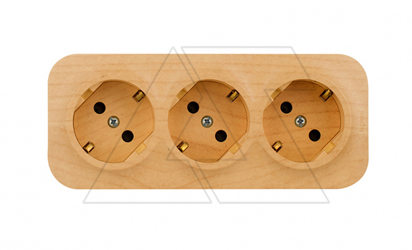 Quteo - Розетка тройная 3x2P+E, накладной монтаж, защ. шторки, винт. зажимы, со смещением контактов 45°, дерево