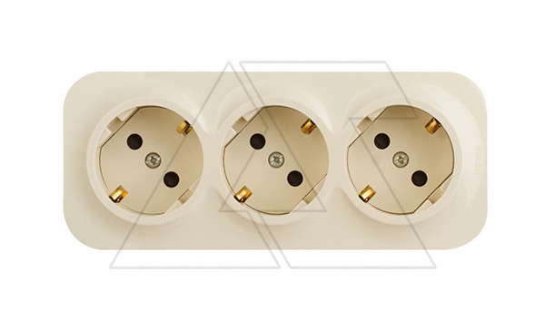Quteo - Розетка тройная 3x2P+E, накладной монтаж, защ. шторки, винт. зажимы, со смещением контактов 45°, сл. кость