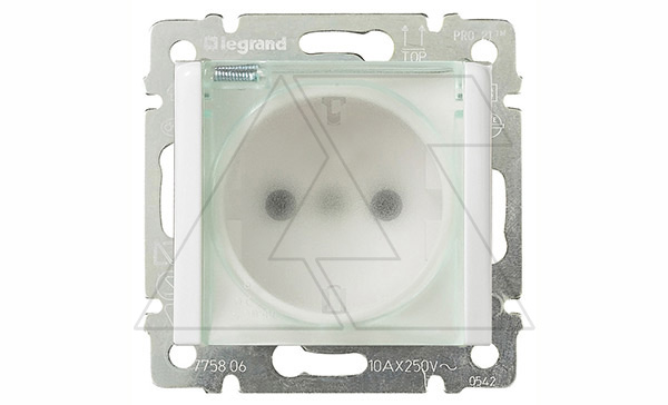 Valena - Розетка 2P+E нем. стд. с крышкой IP 44 со шторками, белая