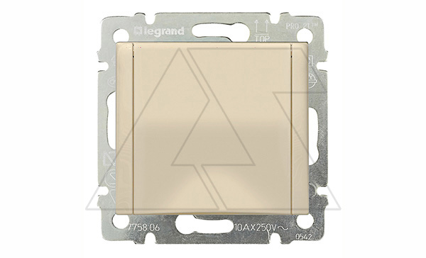 Valena - Розетка 2P+E нем. стд. с крышкой, сл.кость (инд. упаковка)