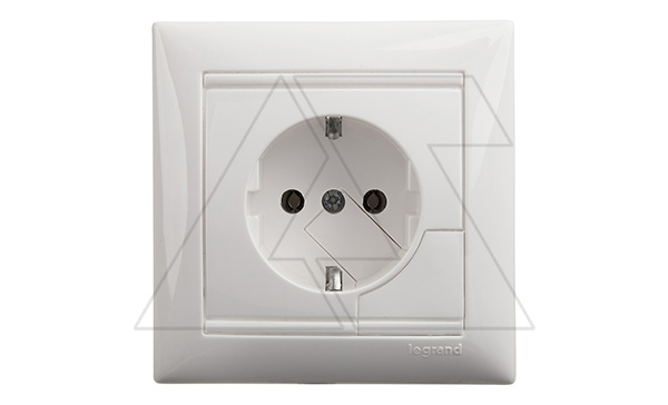 Valena - Розетка 2P+E нем. стд. автовыброс, белая