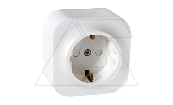 Quteo - Розетка 2P+E , накладной монтаж, защ. шторки, винт.зажимы, белая