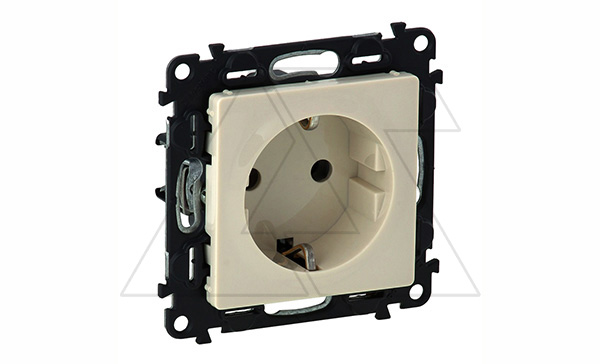 Valena Life - Розетка 2P+E нем. стд., со шторками, безвинтовые зажимы, слоновая кость (инд.упак)