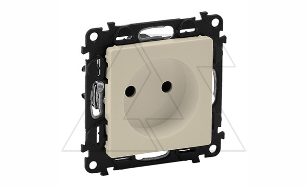 Valena Life - Розетка 2P с защитными шторками, безвинтовые зажимы, слоновая кость (инд. упаковка)